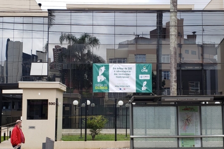 Sede da Fehospar, Ahopar e Sindipar recebe faixa de campanha da CMB